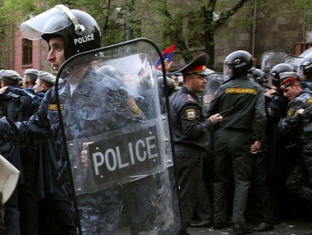 Ermənistan polisi Yerevanda Azadlıq meydanının qarşısında cəmləşir