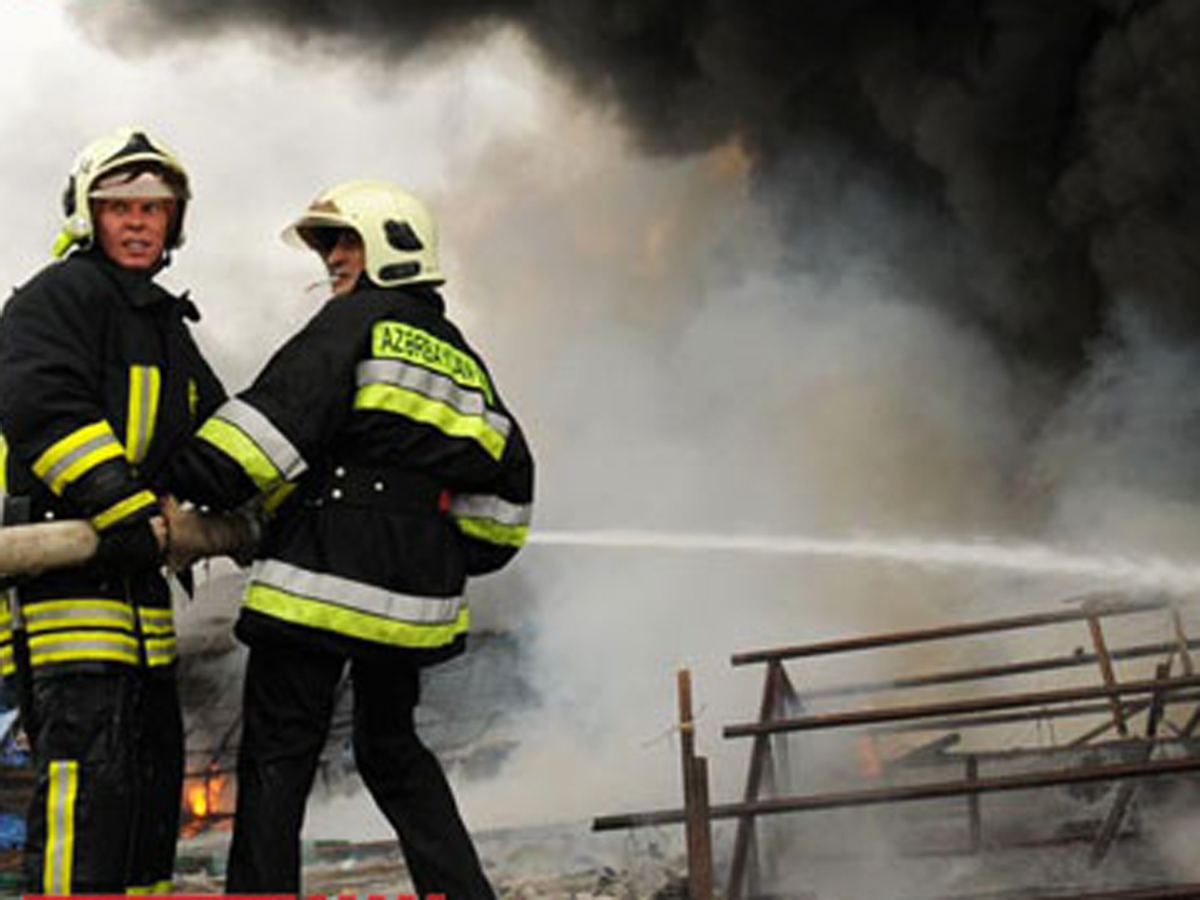 В Баку горит крыша здания