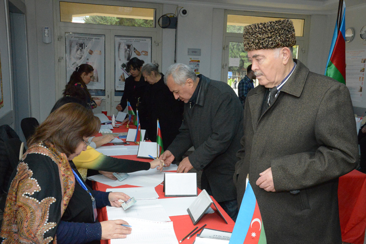 Azərbaycanda seçicilərin 55 faizdən çoxu səsvermə hüququndan istifadə edib