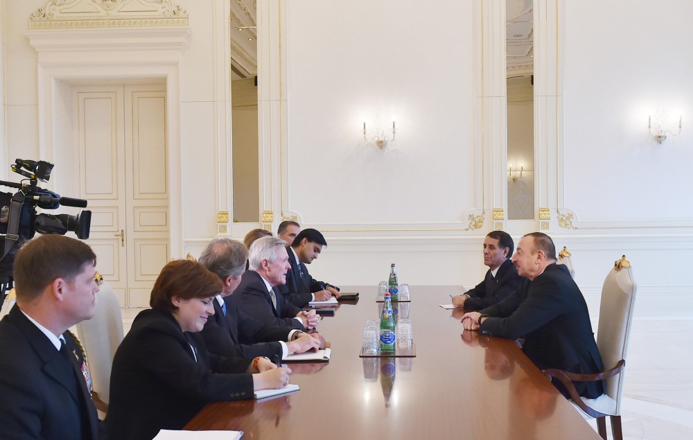 Алиев встретился с секретарем ВМС США
