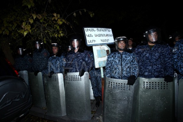 İrəvanda etirazçılarla polis arasında qarşıdurma