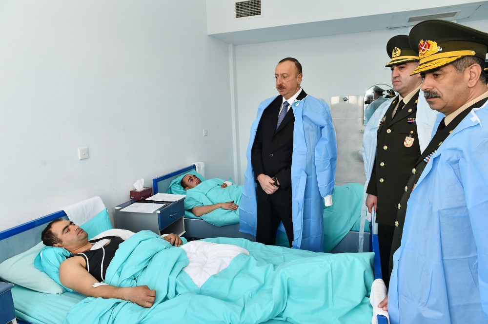 İlham Əliyev Müdafiə Nazirliyinin Mərkəzi Hərbi Klinik Hospitalında müalicə olunan yaralı hərbçilərə baş çəkib 