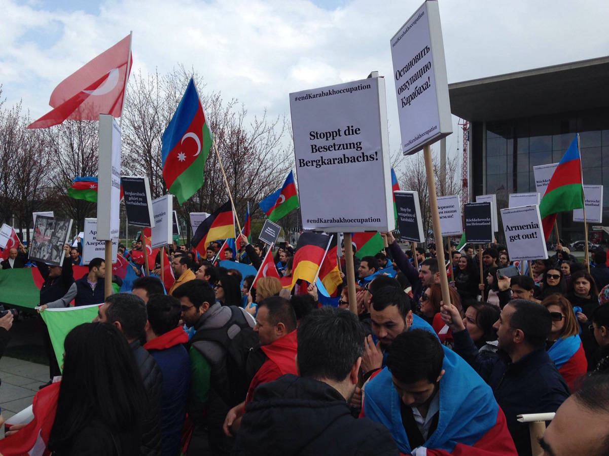 В Берлине прошла акция протеста в связи с визитом президента Армении (ВИДЕО, ФОТО)