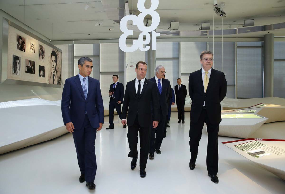Председатель правительства России посетил Центр Гейдара Алиева (ФОТО)
