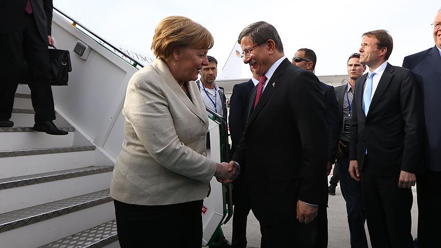 Меркель и Туск посетили лагерь сирийских беженцев в Турции