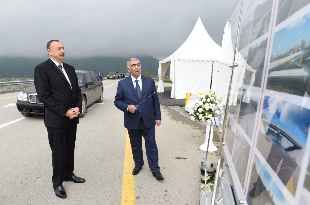İlham Əliyev Bakı-Şamaxı-Yevlax avtomobil yolunun 115 kilometrlik hissəsinin yenidənqurmadan sonra açılışında iştirak edib