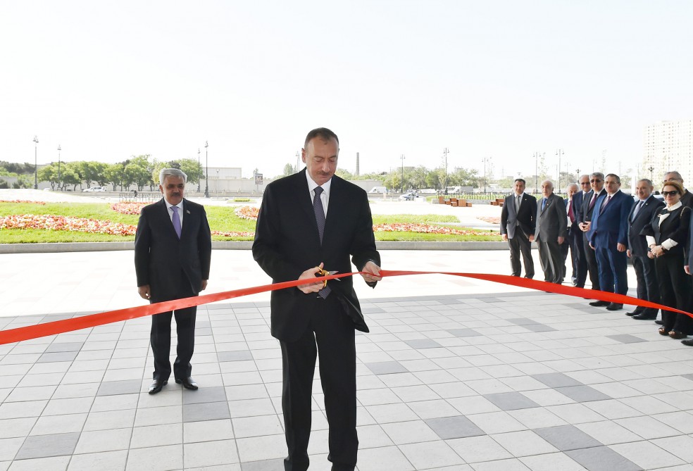 Prezident İlham Əliyev Dövlət Neft Şirkətinin yeni inzibati binasının açılışında iştirak edib