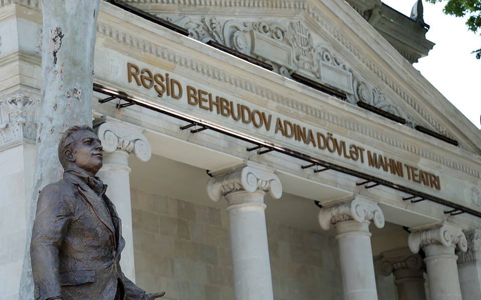 Bakıda Rəşid Behbudovun heykəli ucaldıldı