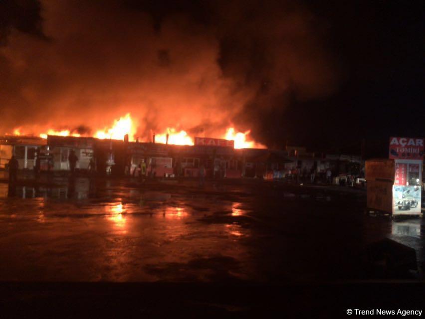 Сильный пожар на бывшем авторынке в Баку потушен (ФОТО/ВИДЕО)
