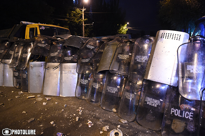 Silahlılar Yerevan polisinin daha bir maşınına od vurdular