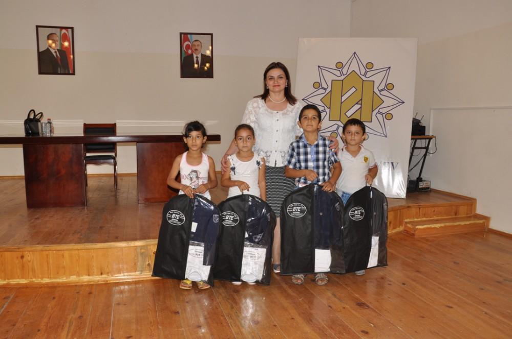По инициативе Фонда Гейдара Алиева детям из малообеспеченных семей вручена школьная форма (ФОТО)