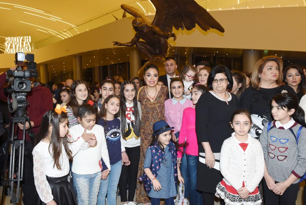 Вице-президент Фонда Гейдара Алиева Лейла Алиева ознакомилась с выставкой 