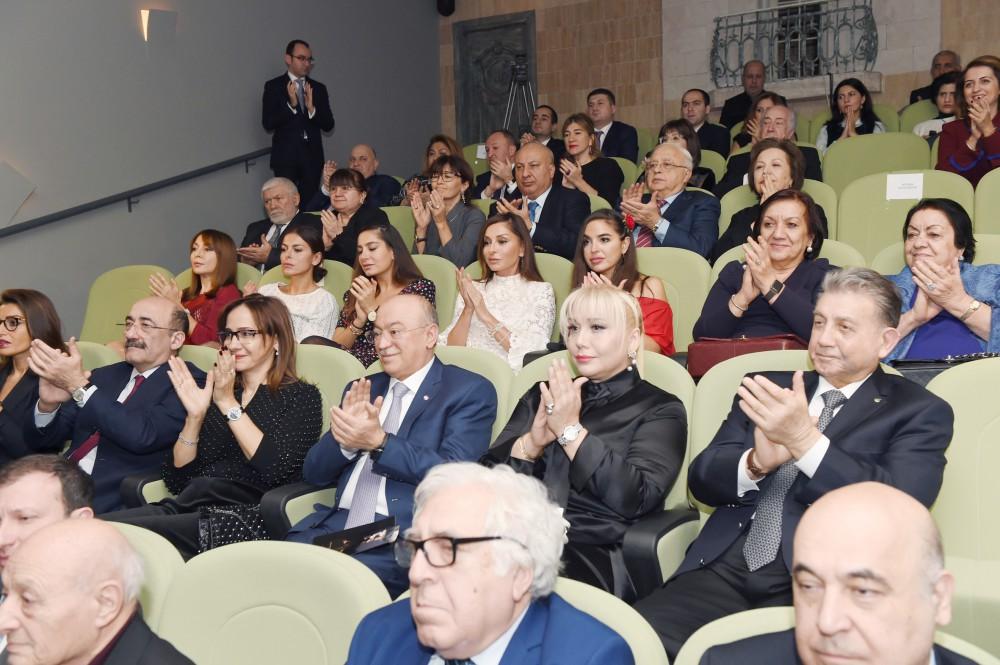 Azərbaycanın birinci xanımı Mehriban Əliyeva Marionet Teatrında tamaşaya baxıb