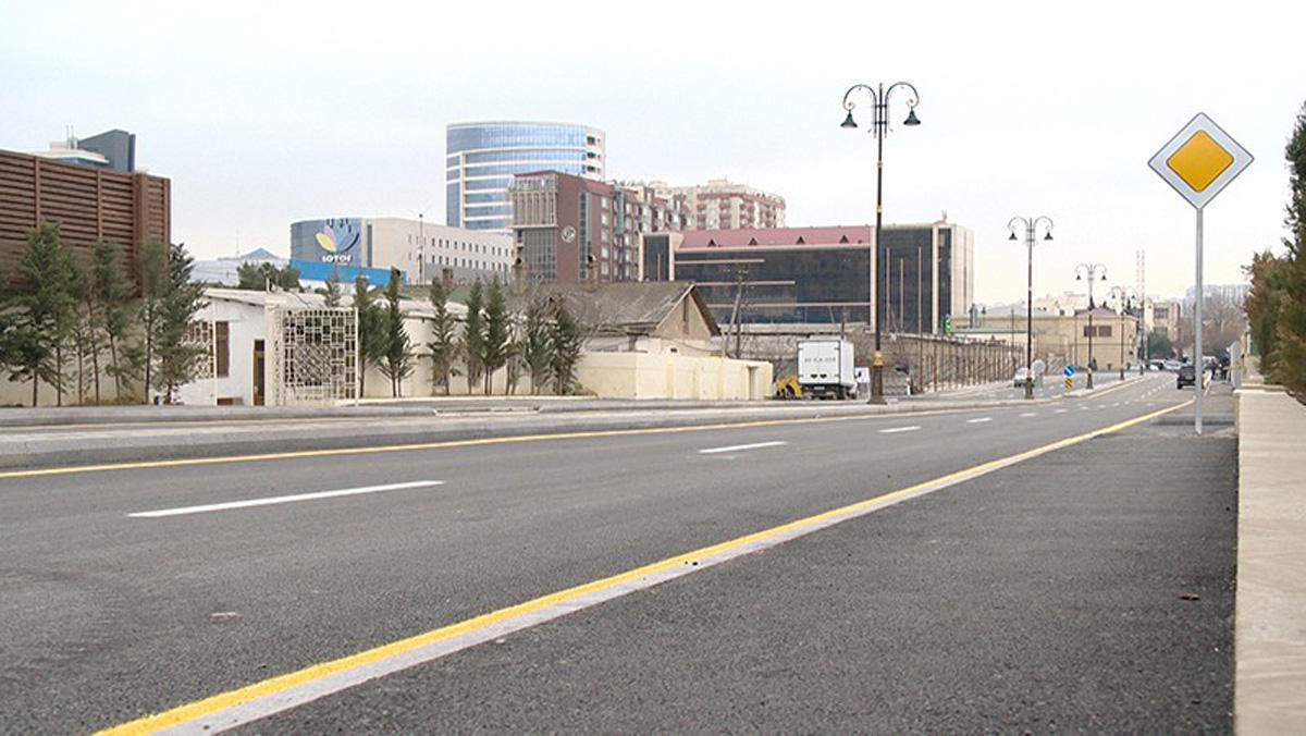В Баку сдана в эксплуатацию новая дорога на месте снесенного популярного отеля