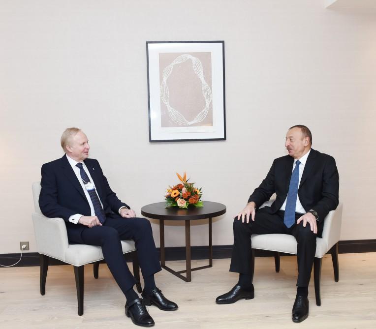 Prezident İlham Əliyev Davosda BP şirkətinin baş icraçı direktoru ilə görüş ...