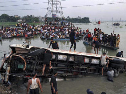 Avtobus kanala düşdü: 7 ölü, 25 yaralı