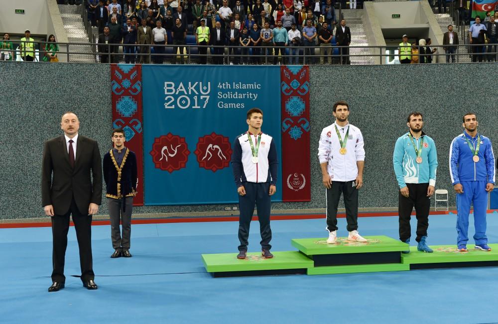 Prezident İlham Əliyev IV İslam Həmrəyliyi Oyunlarında qalib gələn güləşçilərə medalları təqdim edib