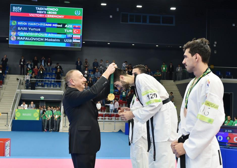Prezident İlham Əliyev IV İslam Həmrəyliyi Oyunlarında qalib gələn taekvandoçulara medalları təqdim edib