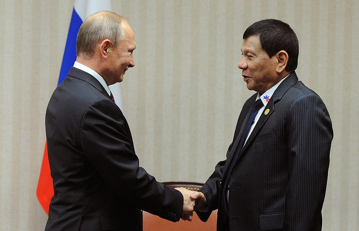 Putin Filippin prezidenti ilə görüşür