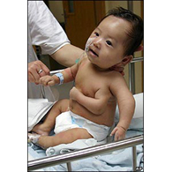 Трехрукого ребенка готовят к операции в Китае
