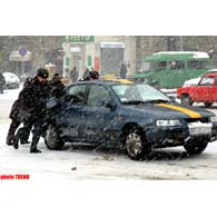 ДТП на заснеженных улицах Баку