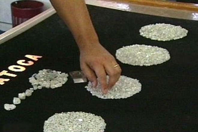 Azerbaijan auctions confiscated diamonds
