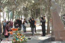 День музыки открылся возложением цветов к могиле Узеира Гаджибекова