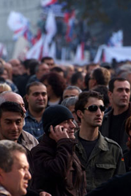 В Тбилиси шесть тысяч сторонников Объединенной оппозиции начали шествие к парламенту