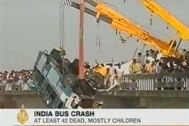 В Индии школьный автобус упал в реку, погибли 44 человека (видео)