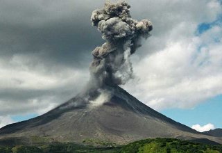 На Бали провели эвакуацию из-за опасности извержения вулкана