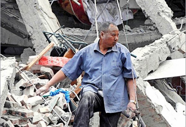 Жилой многоквартирный дом обрушился в Мумбаи, более 50 человек находятся под завалами