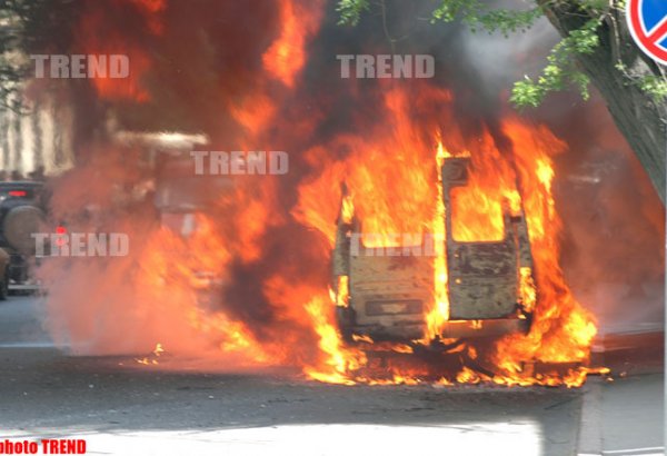 В Баку горит грузовой автомобиль, есть угроза взрыва (версия 2)