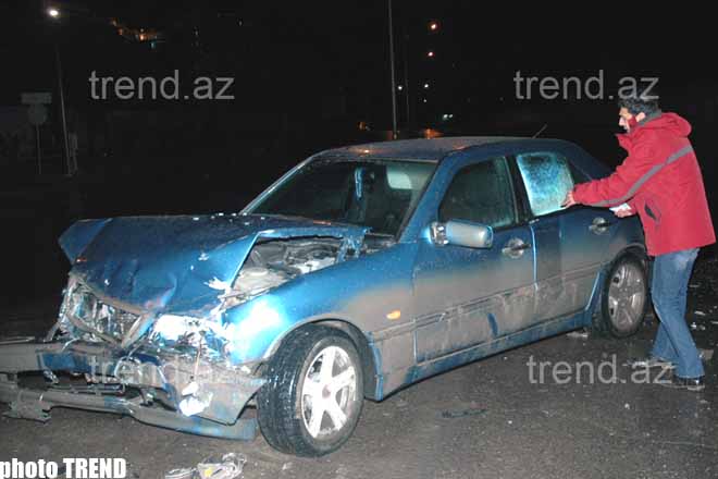На проспекте Нобеля в Баку столкнулись автомобили, есть пострадавшие