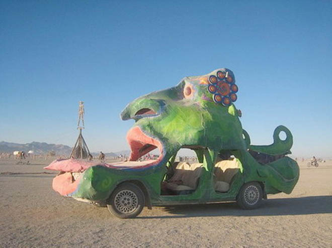 Самые странные автомобили съехались в пустыню