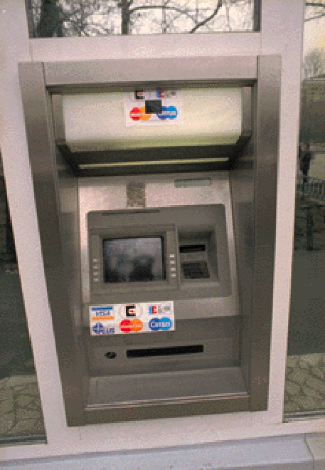 Грабители вынесли банкомат с 5 млн рублей из столичного банка