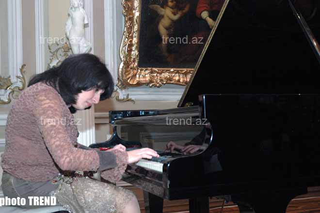 Ко дню молодежи сольный концерт дала пианист Бикя Ахундова