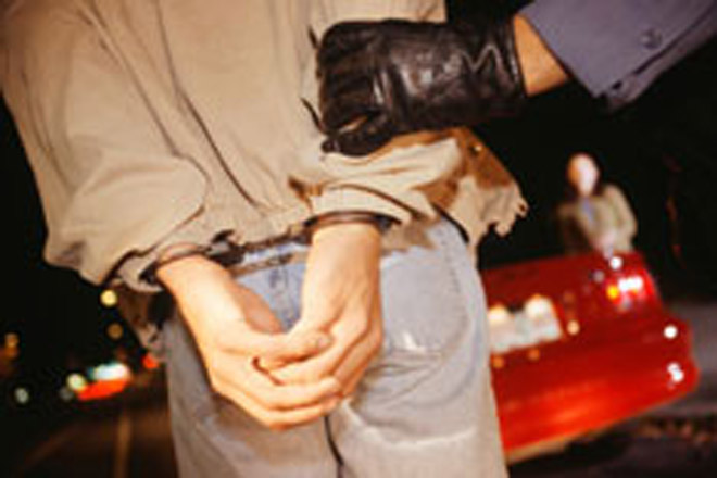 Подростки смогли угнать автомобиль в наручниках