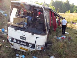 Шесть человек пострадали при съезде в кювет автобуса в Саратовской области