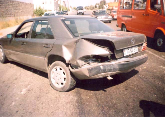 В Баку произошла курьезная авария - ДТП без водителя (видео)