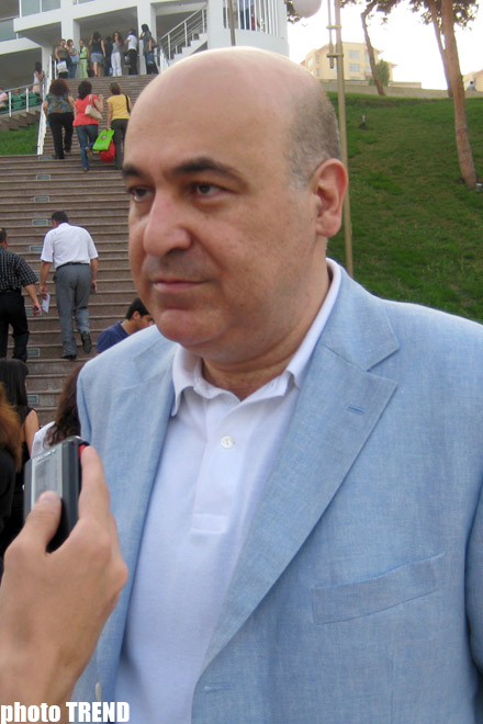 Периодически произведения азербайджанских писателей представляю в московские издательства - писатель Чингиз Абдуллаев