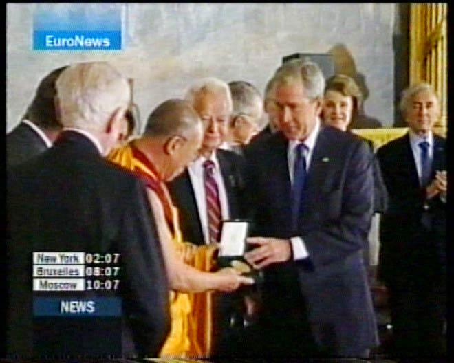 Буш вручил Далай-ламе золотую медаль(видео)