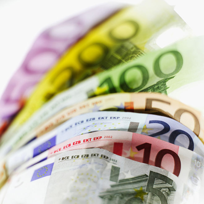 Евро дешевеет к доллару на неясных финансовых перспективах Европы