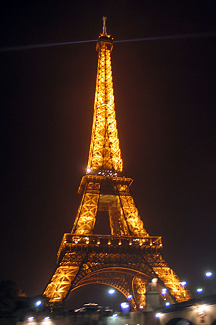 На Эйфелевой башне погасят огни в память о жертвах теракта в Лондоне