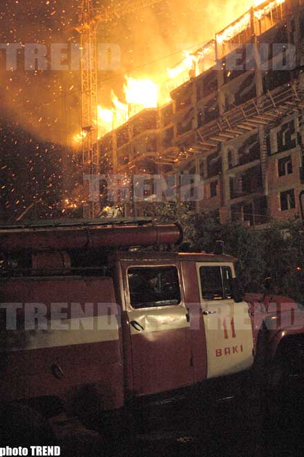 В Баку в многоэтажном здании произошел пожар