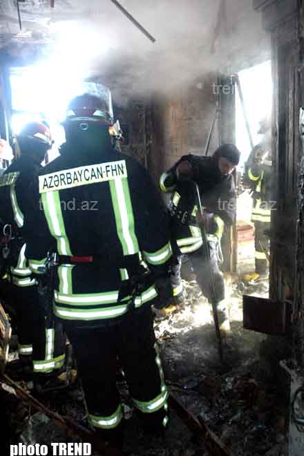 В Баку на складе произошел пожар, сгорело два автомобиля