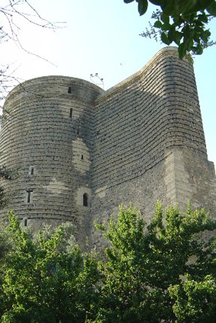 Девичью башню в Баку обезопасили от самоубийц