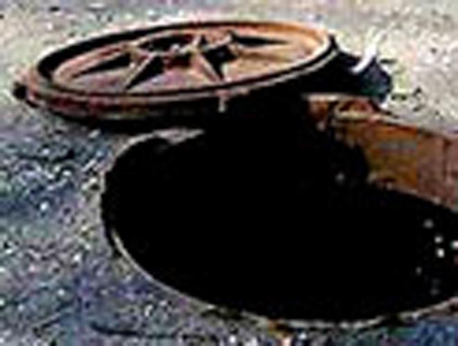 В столице Азербайджана мужчина упал в канализацию