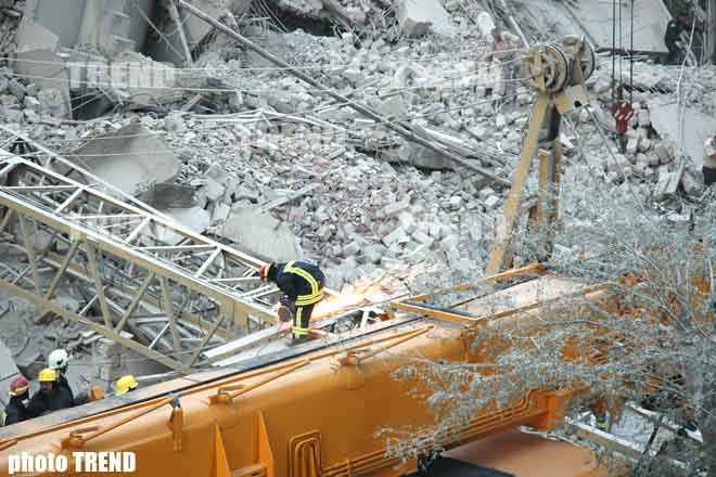 Из-под развалин рухнувшего в Баку здания извлечен живой человек (видео)