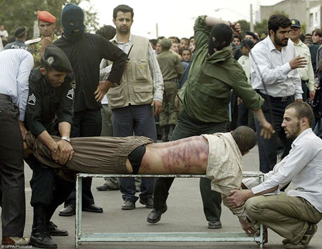 В Иране бьют за пьянство и разврат
