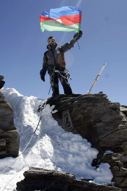 Азербайджанский альпинист поднялся на третью по высоте вершину мира